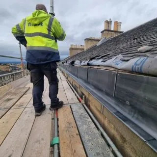 Nice little lead detail done a few months back for our colleagues @edinburghstonemasonsltd 
All completed to architects specs ✅️✅️✅️

#leadwork #leadspecialist #roofingspecialists #roofer #architect #edinburgh #edinburghrooftops #hallmark #teamwork 
#roofingculture #roofing #workinprogress