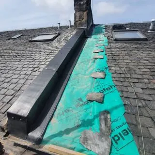 Another nice little lead detail completed a few weeks back ✅

#roof #Roofing #construction #architectural #hallmark #leadgutter #lead #copes #edinburghrooftops #edinburgh #exploreedinburgh #leadinstaller